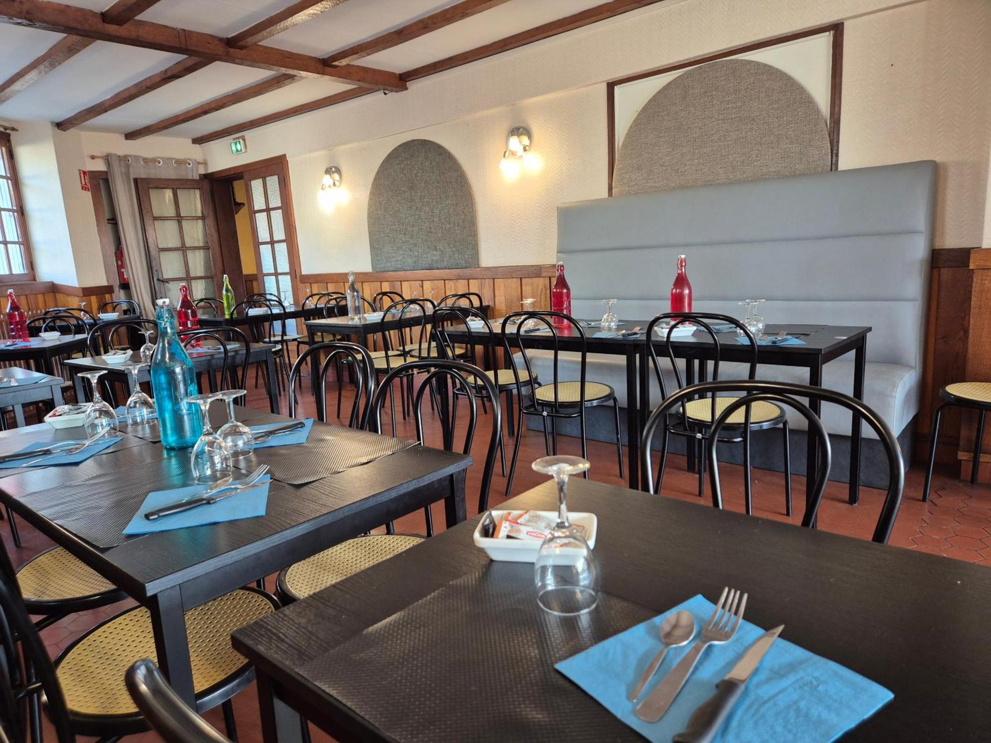 Logis Hotel Restaurant L'Oustal Naves  エクステリア 写真