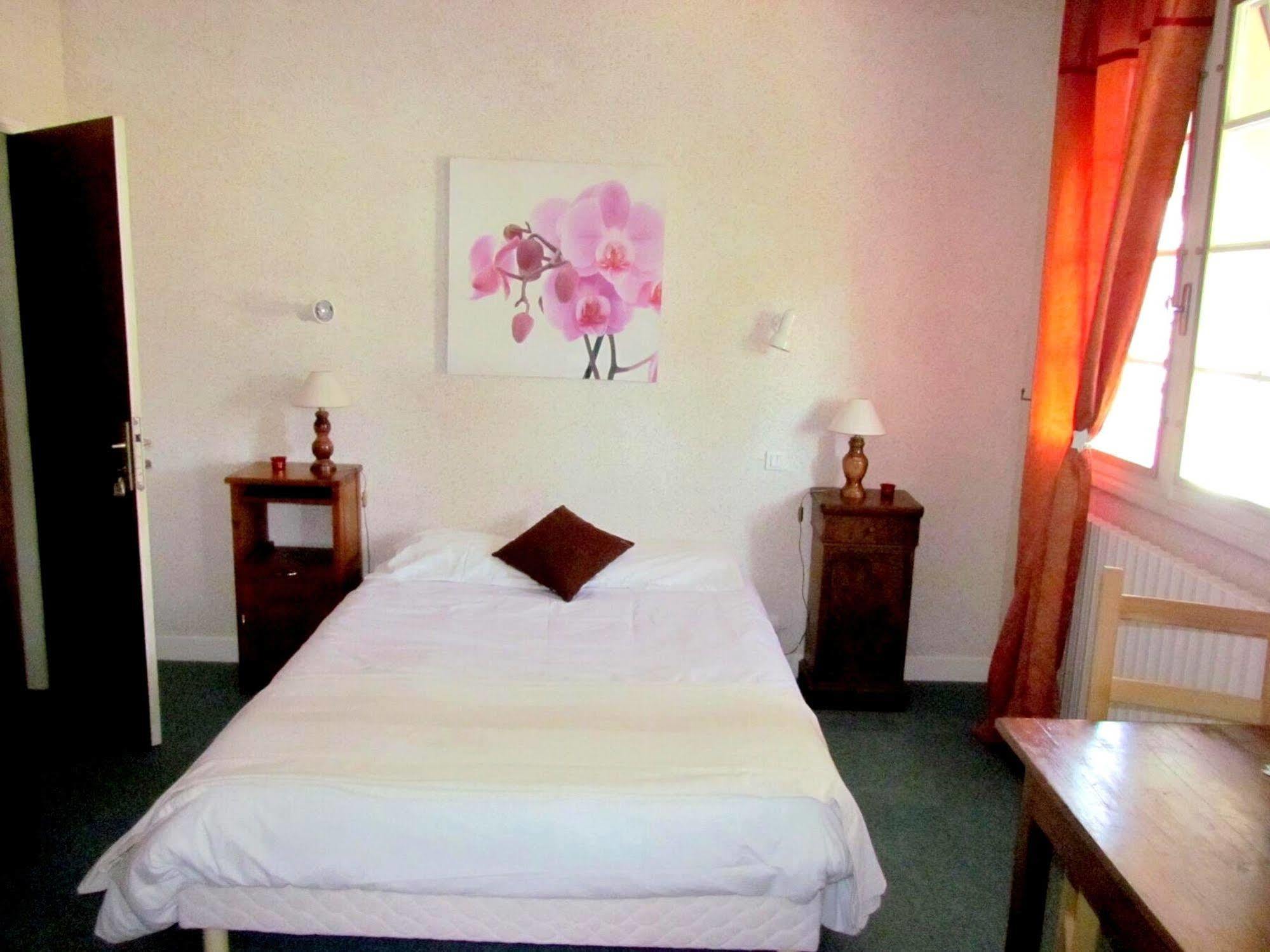 Logis Hotel Restaurant L'Oustal Naves  エクステリア 写真